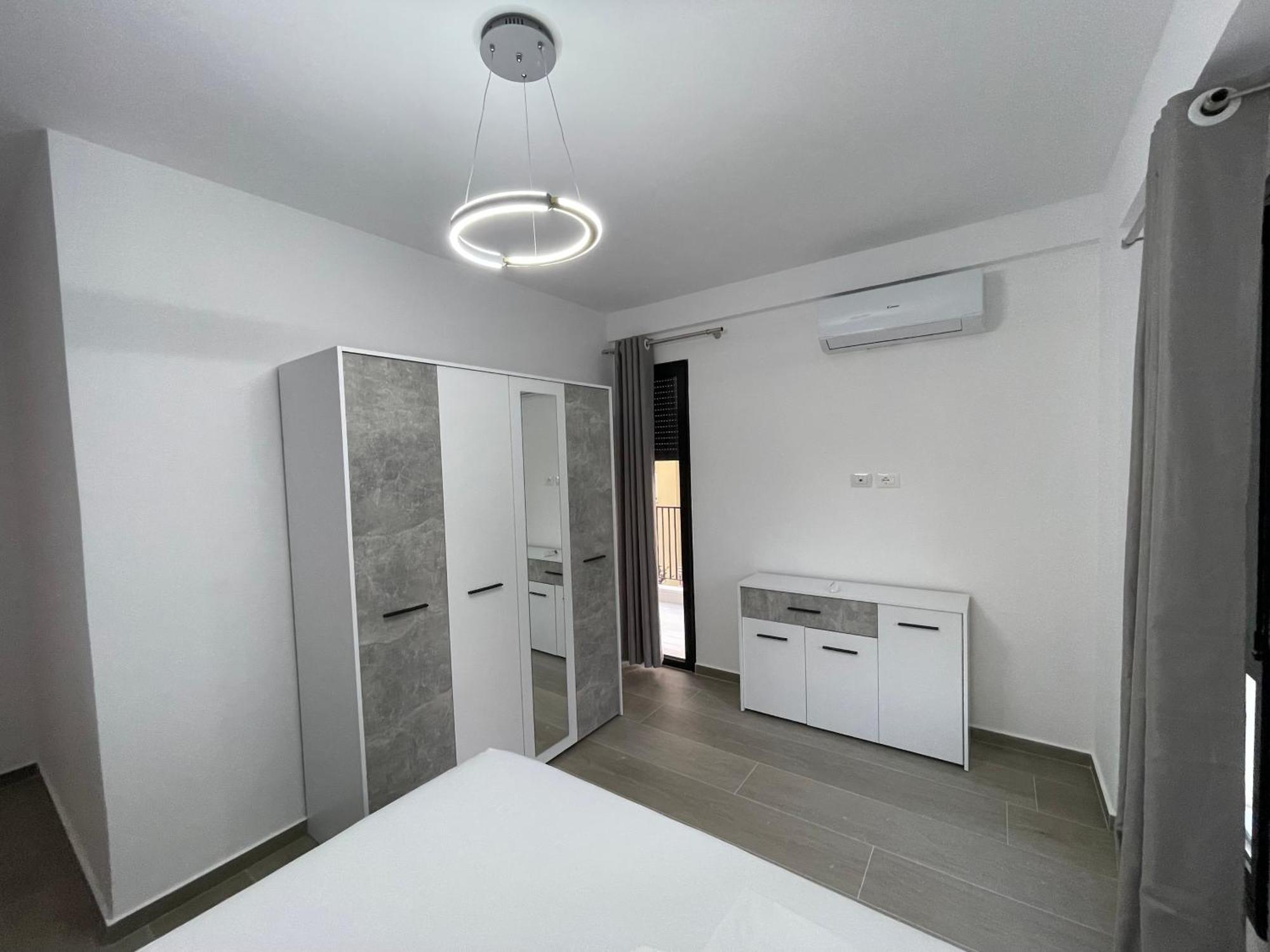 Modern Apartment In Central Vlorë エクステリア 写真